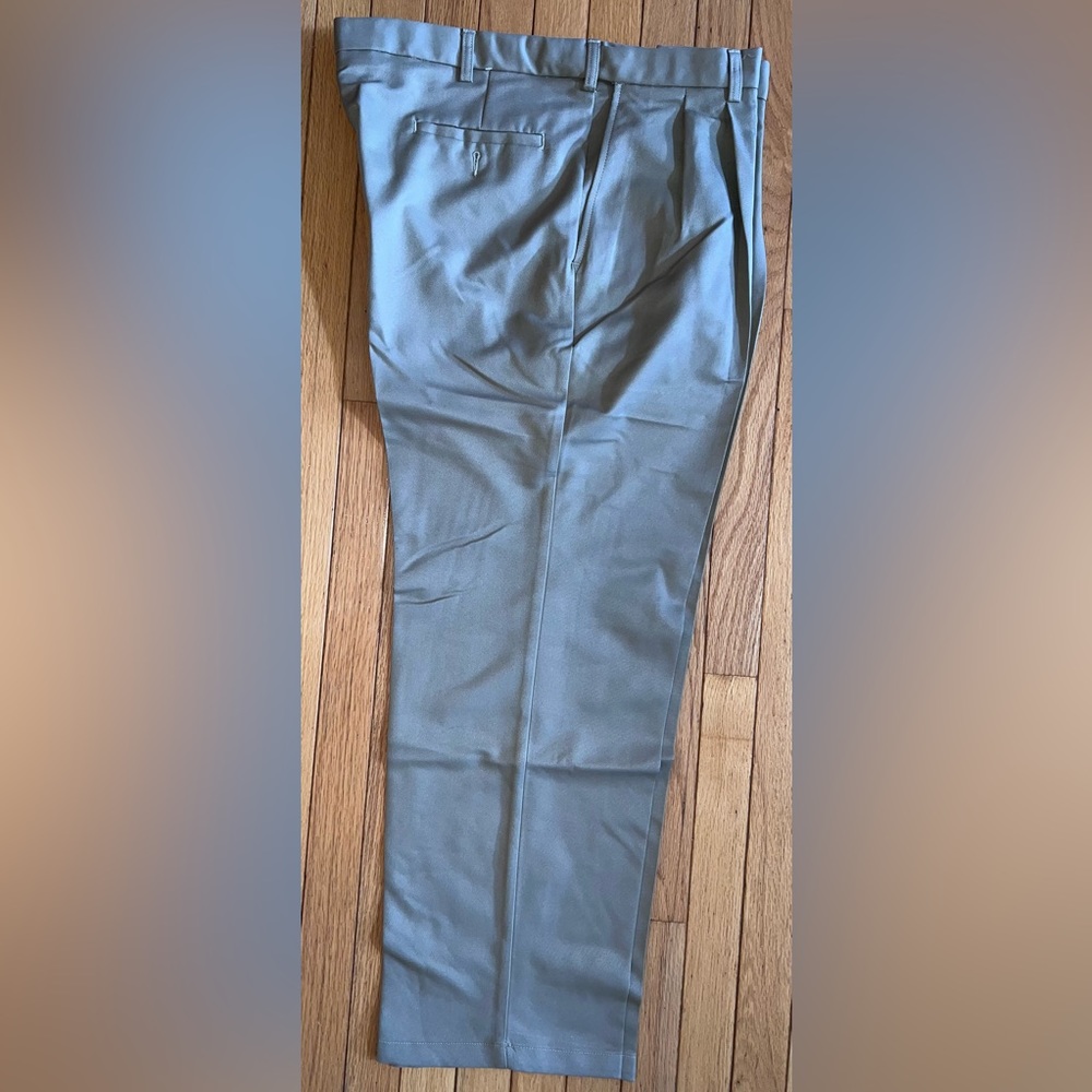 New No Tag Men’s Haggar Khaki Pants Size 42”x30” - Picture 4 of 5